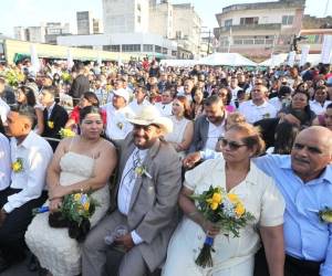 En el marco de la conmemoración del Mes de la Familia, decenas de parejas capitalinas dieron un paso importante en sus vidas al formalizar legalmente su unión durante la Gran Boda Gratuita 2026. Así se vivió el momento: