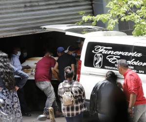 El cuerpo sin vida de Elvin Fabricio Flores Ulloa, fue retirado por sus parientes de la morgue del Ministerio Público (MP).