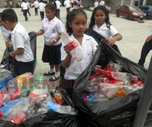 Venta de botes y latas para recolectar fondos fue parte del proyecto de Escuelas Amigables con el Ambiente en el 2019.