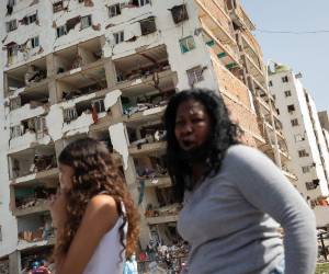 Mileidy Duque, Juan Yépez y otros miles de venezolanos buscan desesperadamente a sus familiares en hospitales, clínicas, morgues y zonas devastadas en el estado La Guaira, en Venezuela, tras el doble terremoto de magnitud 7,2 y 7,5 del miércoles.