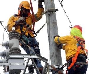 En los últimos diez años los gobiernos han aplicado una serie de medidas para rescatar la estatal eléctrica sin lograr resultados.
