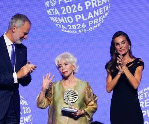 La escritora chilena Isabel Allende (centro), acompañada por los reyes de España Felipe y Letizia, gana el Premio Planeta 2026 con 'La hora antes del Alba', en la 75 edición del Premio Planeta de novela.