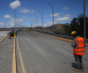 El puente Papa Francisco permanece cerrado mientras un experto colombiano analiza su estructura para emitir un dictamen técnico. Las autoridades municipales indicaron que aún no hay fecha para habilitarlo.