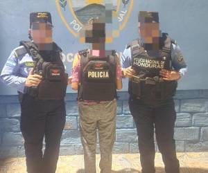 De acuerdo con los datos preliminares, el sospechoso habría abandonado a la menor y escapado al percatarse de la presencia de los equipos policiales.