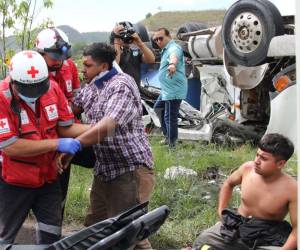 Una escena de destrucción, vehículos convertidos en chatarra y varias personas heridas fue el saldo que dejó el fuerte accidente registrado la mañana de este jueves 16 de julio en el anillo periférico de Tegucigalpa.