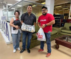 Los esposos Ingrid Buck y Hector Suazo dijeron presentes en la campaña de donación.