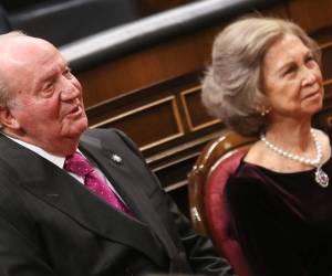 Tras su abdicación en junio de 2014, Juan Carlos I ha estado en el punto de mira por irregularidades en su gestión, y con sus memorias toma la batuta de su propia historia.