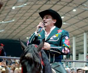 José Manuel Figueroa confesó ante medios de comunicación haber experimentado sueños recurrentes en los que muere en un accidente aéreo, una revelación que adquiere particular resonancia tras el fallecimiento del cantante colombiano Yeison Jiménez en una tragedia de aviación el pasado 10 de enero.