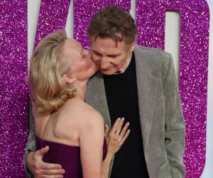 Pamela Anderson decidió aclarar un capítulo de su vida que hasta ahora circulaba entre conjeturas. Lo hizo en una entrevista para People, publicada el 9 de diciembre de 2025, donde abordó una cercanía que mantuvo con Liam Neeson durante un periodo muy específico.