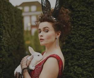 La actriz británica Helena Bonham Carter deja la serie tras chocar con el guion creado por Mike White. Los capítulos se reescriben sin ella.