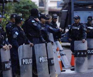 Decenas de policías, algunos de ellos antimotines, han sido desplegados en los alrededores, donde el Consejo Nacional Electoral (CNE) instaló un centro de divulgación de los resultados preliminares.