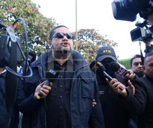 Los acusados en el caso de fraude en Sedesol acuden este viernes a audiencia inicial para responder por los delitos que se les imputan, entre ellos Isis Cuéllar y José Carlos Cardona. Así se les captó mientras arribaban al Poder Judicial.