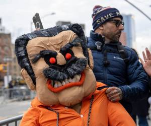 Dos grupos de manifestantes protagonizaron este jueves enfrentamientos y momentos de tensión ante la corte federal de Nueva York, horas antes de que el depuesto presidente de Venezuela, Nicolás Maduro, y su esposa, Cilia Flores, comparezcan de nuevo ante la justicia estadounidense, para manifestarse a favor y en contra de la detención del líder venezolano.