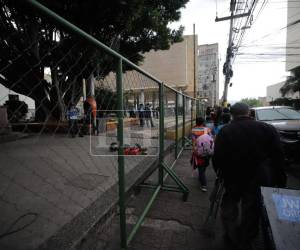 Aún se desconoce quién dio la orden que se soldaran vallas metálicas en el perímetro del Congreso Nacional.