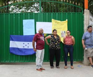 Las protestas continúan en escuelas e institutos de la capital, donde comunidades educativas rechazan la salida de vigilantes y personal de aseo.