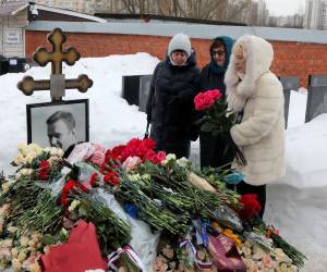 El cementerio Borísovski se ha convertido nuevamente en el epicentro de la resistencia silenciosa, donde una montaña de flores frescas ha cubierto casi por completo la sepultura del líder opositor Alexéi Navalny bajo la atenta vigilancia de las fuerzas de seguridad.