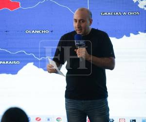 El también exasesor de Milei recibió fuertes reproches de la diputada Maribel Espinoza por su intromisión.