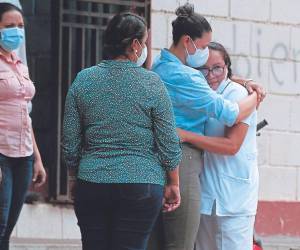 Compañeras de labores de la madre de Josué Aguilar se solidarizaron con ella en el duro momento cuando lo retiraban de la morgue.
