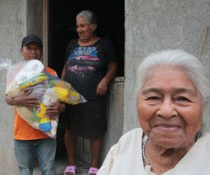 Doña Evangelista y su familia recibieron con alegría la donación de alimentos del equipo de EL HERALDO.