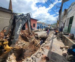Los trabajos de reparación por un socavón se ejecutan entre el parque Finlay y el barrio La Cabaña