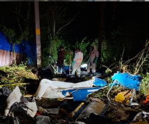 Personal especializado retira el químico de la rastra y lo trasladan a un lugar seguro.