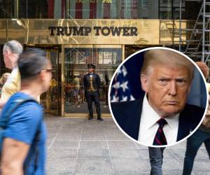 La gente sale de la Torre Trump en Manhattan el 10 de agosto de 2022 en la ciudad de Nueva York. Según un informe reciente, el FBI estaba buscando documentos relacionados con la energía nuclear, entre otras cosas, cuando registraron Mar-a-Lago.