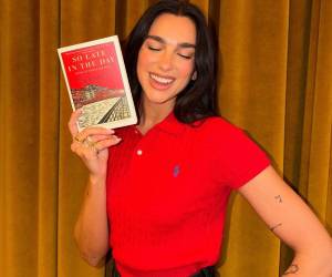 La cantante británico-albanesa Dua Lipa inauguró hoy en la ciudad portuguesa de Oporto la Biblioteca Manifiesto, un espacio permanente dedicado a obras que cuestionan el poder, la censura y la exclusión, fruto de una colaboración entre su club de lectura Service95 y la histórica Librería Lello.