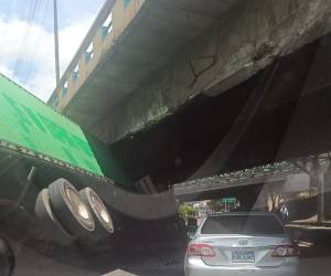 El pesado automotor pegó su techo contra las vigas del puente a la altura de Emisoras Unidas del bulevar Suyapa.