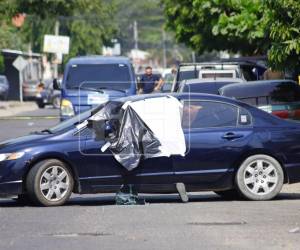 Doña Isadora Padilla Cardona y su hijo Fabio Ismael Sarmiento Padilla fueron asesinados a balazos frente al Instituto José Trinidad Reyes (JTR), en la colonia San Carlos de Sula, en San Pedro Sula, Cortés.