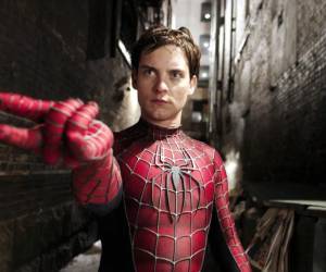 El Spider-Man que marcó a toda una generación y más dinero que todos los demás juntos, nos referimos a Toby Maguire. A más de 20 años del estreno de su primer película, el actor que le dio vida al personaje de Peter Parker bajo la dirección de Sam Raimi sigue siendo el más recordado del cine y, en 2026, también el más adinerado entre quienes se pusieron el traje.