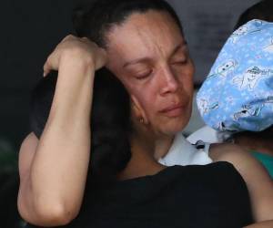 Ya no hay nada, no hay nada para nosotros allá abajo, una ciudad en la que no se puede habitar, donde no hay agua, no hay luz, no hay edificios, no hay un supermercado, un hospital, no hay nada, relata a EFE con tristeza en su voz Francis Martín, quien pudo salir con vida del edificio donde vivía en el sector de La Llanada, junto a su mamá, que sufrió algunas heridas mientras corría.