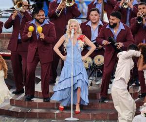 Con un vestido a medida de la firma dominicana Luar y con un ejemplar de la Flor de Maga puertorriquña sobre uno de sus tirantes. Así apareció y cantó Lady Gaga en la Super Bowl, todo un gesto de apoyo a lo latino en la gran noche de Bad Bunny y de la defensa de los inmigrantes en Estados Unidos.