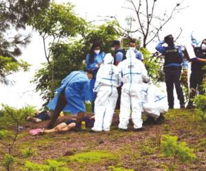 Equipos de investigación policial reconocen el cadáver de una mujer que fue asesinada en el municipio de Balfate, Atlántida, para determinar las causas y responsables del femicidio.
