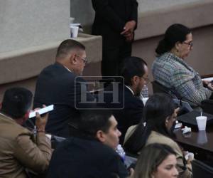 En el curul de Cuéllar se encuentra su compañero Marco Ramiro Lobo.