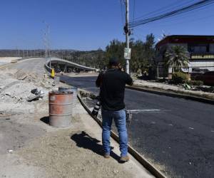 Mientras el puente sigue inconcluso, la municipalidad interviene accesos y tramos cercanos para mejorar la circulación en el anillo periférico.