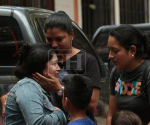 El pasado 21 de septiembre Kevin Cruz fue acribillado a disparos en Comayagüela. Este martes -22 de septiembre- sus familiares llegaron a la morgue capitalina a retirar sus restos. Más detalles del hecho a continuación.