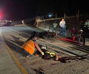 Las tres jovencitos quedaron tirados en el pavimento, a un lado de sus motocicletas, destruidas por el fuerte impacto.
