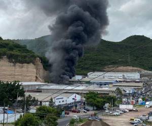 Cerro colapsa sobre bodegas y provoca incendio en el anillo periférico; hay dos personas atrapadas