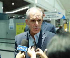 El presidente de la República, Nasry Asfura, salió este lunes desde el aeropuerto internacional de Palmerola, hacia Los Ángeles, Estados Unidos, para participar en un encuentro con inversionistas.
