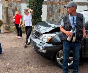 El carro tipo camioneta -propiedad de un vecino- y que utilizó para chocar 13 vehículos más, quedó destruido en su parte frontal