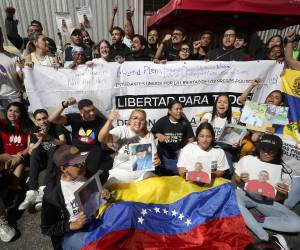 Familiares de presos políticos sostienen carteles en una manifestación este domingo, frente al centro penitenciario Zona 7 en Caracas (Venezuela).