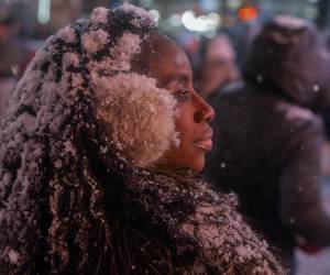 El fenómeno meteorológico generó atascos en carreteras, cancelaciones de eventos y vuelos, además de retrasos significativos en los principales aeropuertos del noreste de Estados Unidos, afectando a miles de personas.