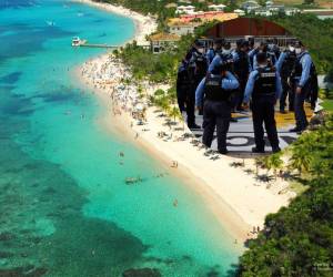 Dichas acciones policiales surgen luego de la detención del estadounidense Gary Johnston, quien fue detenido en un allanamiento en una de sus viviendas en Roatán por ser vinculado al delito de trata de personas.