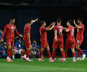 Pedro Neto celebró con el resto de sus compañeros su gol en el partido.