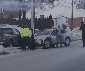 Agentes de ICE custodian el vehículo del hondureño Jesús Fabián López Banegas.