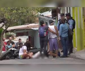 Hasta el lugar llegaron los familiares de la pareja asesinada.