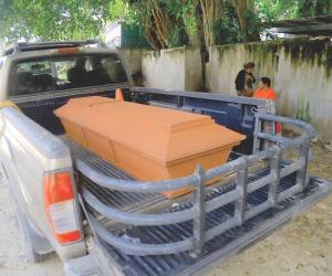 Familiares de César Omar Peña Bonilla, ultimado junto a su pareja en el sector de la Rivera Hernández de San Pedro Sula, retiraron ayer sus restos de la morgue.