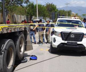 La víctima quedó bajo las llantas de una rastra involucrada en el percance.