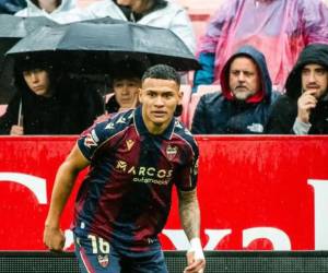 Kervin Arriaga durante un partido de Liga con el Levante.