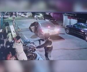 Cada uno de los asaltantes usaba pasamontañas y estaba fuertemente armados, algunos portaban hasta con chaleco antibalas.